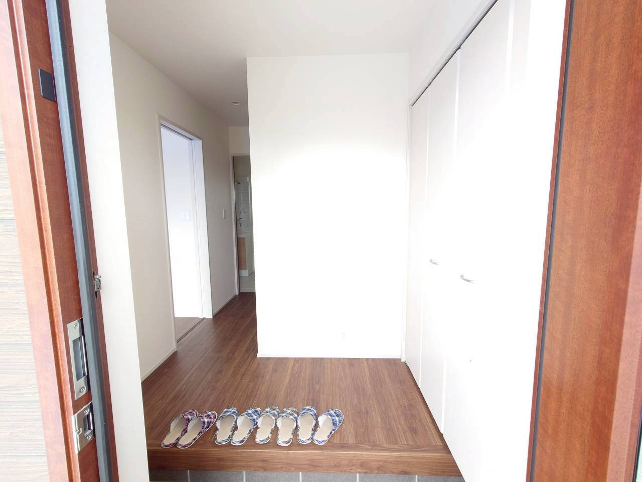 ■■西原町小那覇－②号棟の玄関