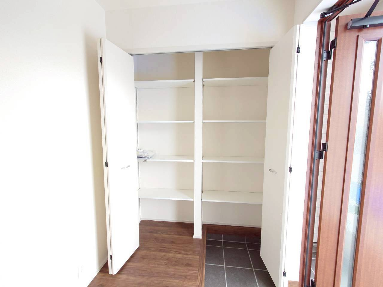 ■■西原町小那覇－②号棟の収納