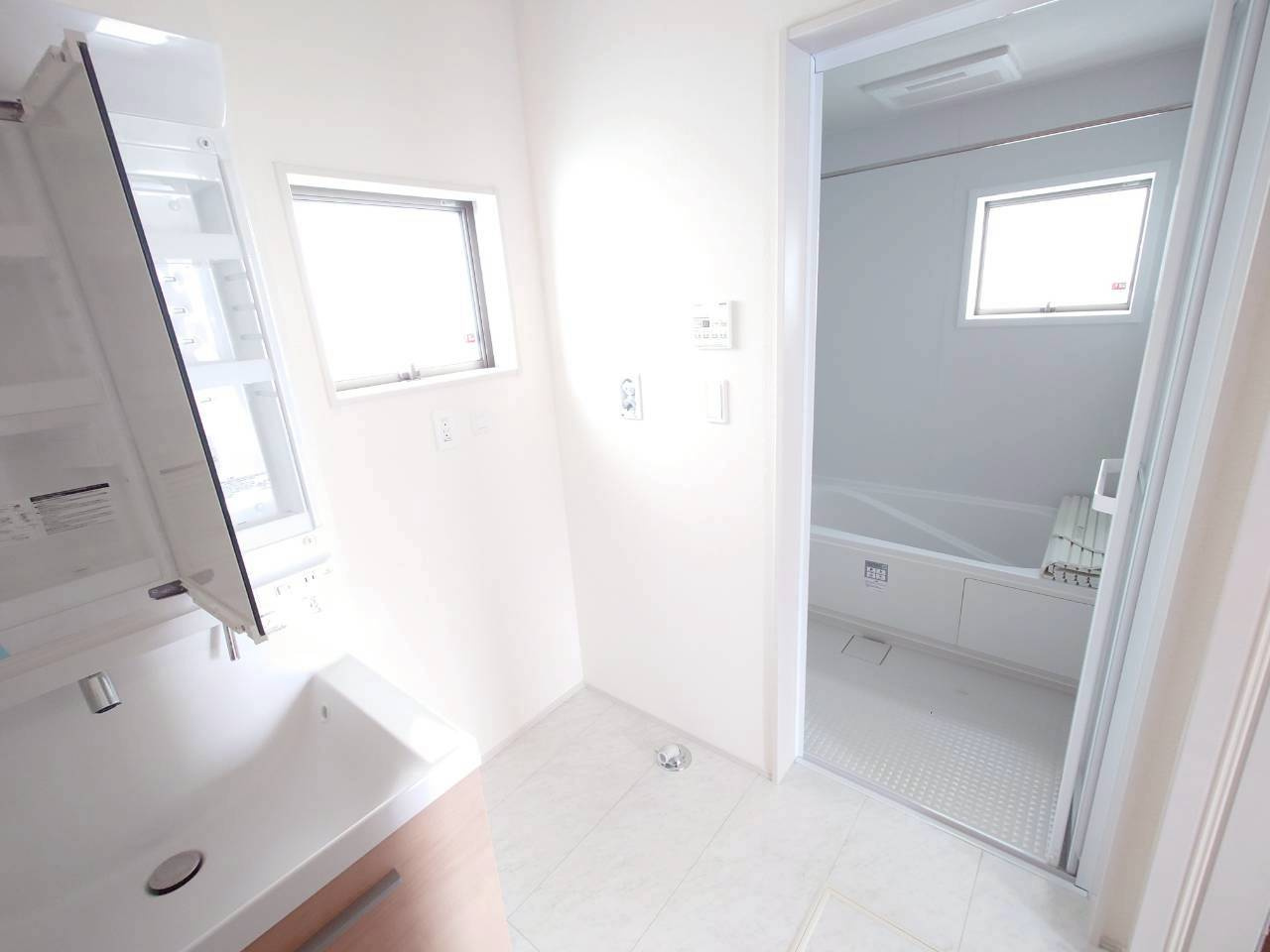 ■■西原町小那覇－②号棟の独立洗面台