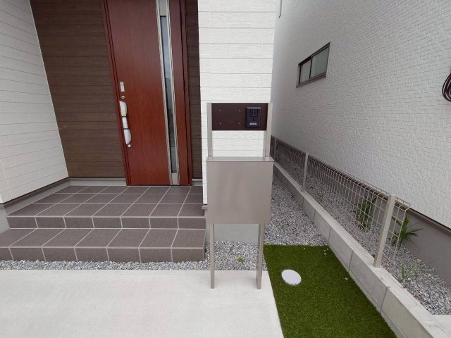 ■■西原町小那覇－②号棟の玄関