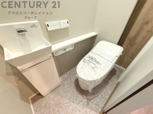 温水洗浄便座付トイレは温水洗浄機能により、暖かい水でおしりを洗浄することができ、冷たい水を使う従来の便座に比べ、温水洗浄機能で暖かいトイレを提供し、快適な使用を可能にします。