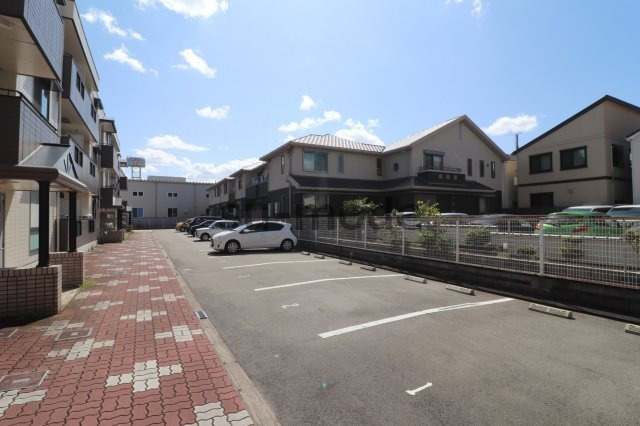 プラスコート南耳原の駐車場