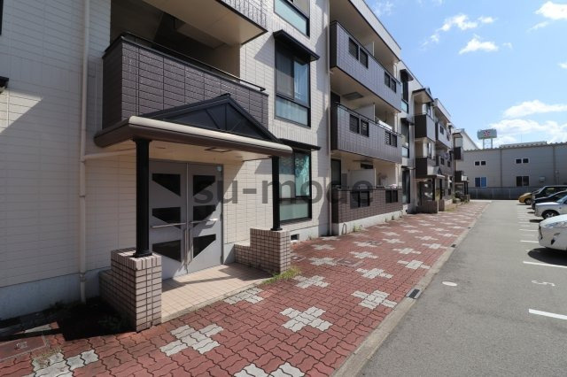 プラスコート南耳原のエントランス