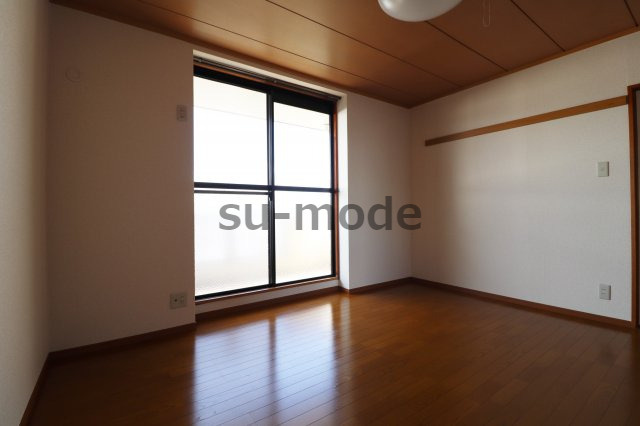 プラスコート南耳原の洋室