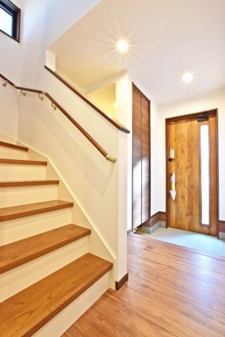 西宮市神園町新築一戸建て│4KLDK＋駐車2台可（制限有）の内観：施工例|-同社施工例-玄関