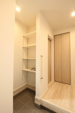 南国市後免町　新築戸建　2号棟　（全3区画）の収納|シューズインクローク