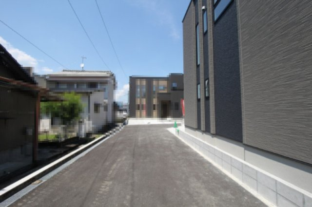 南国市後免町　新築戸建　2号棟　（全3区画）の前面道路含む現地写真