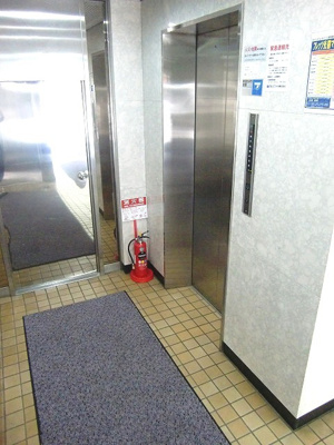 【エントランス】 | 市電通りに面する事務所向き物件