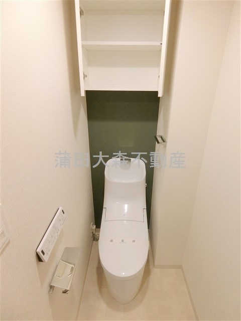 ベルファース大森山王のトイレ|吊戸棚と温水洗浄便座付きのトイレ　