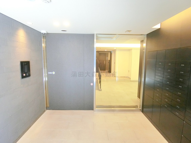 ベルファース大森山王のエントランス|防犯カメラTVモニター付きオートロック宅配BOXメールBOX管理人室