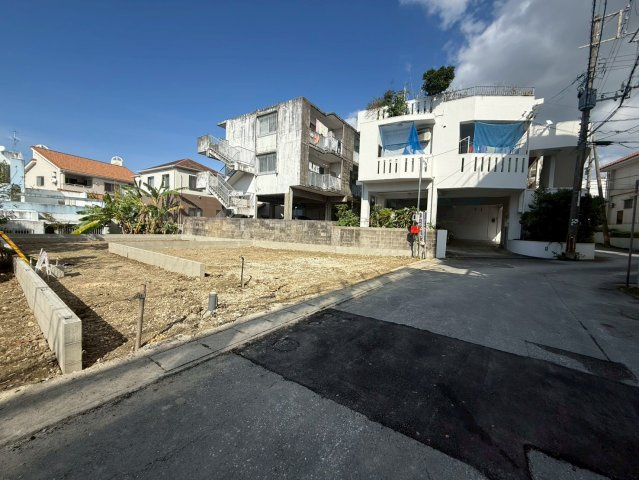 ♥♥那覇市与儀第1－1号棟の前面道路含む現地写真