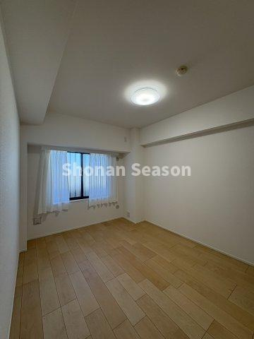 【洋室】 | 幅広い世代に馴染む全室フローリング！
安心のアフターサービス保証をお付けしております♪