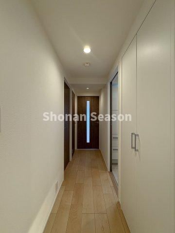 【玄関】 | ワンフロアで動線計画立てやすく、老後まで何かと安心！
住み心地を追求した、新規リノベマンションです♪