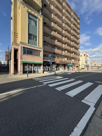 【内装】 | 毎日の通勤・通学時間をグッと短縮できるＪＲ「平塚」駅徒歩３分のフラットアプローチ◎
晴れた日には「相模湾」が遠望できる地上１０階建て８階部分！
住宅ローン減税適合物件です♪