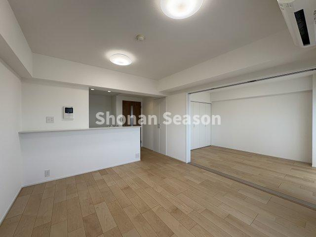 【居間・リビング】 | 家族有意義な時間が過ごせる広々リビング◎
８階南向きで、より良い眺望が望めますよ♪