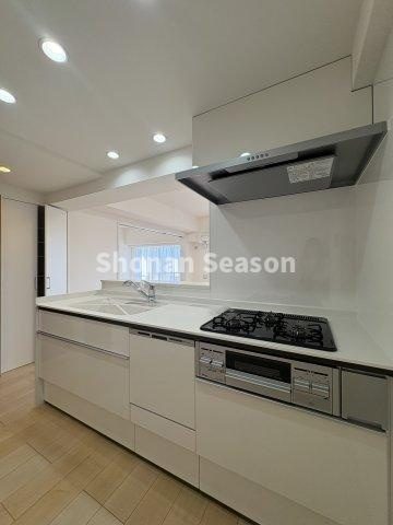 【キッチン】 | ３口コンロにグリル搭載！
お料理の幅が広がるシステムキッチンをご用意しました♪