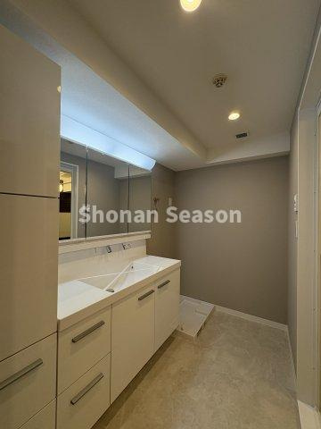 【独立洗面台】 | ランドリースペースも広々！
収納・機能性に優れた、独立洗面台をご用意しました♪