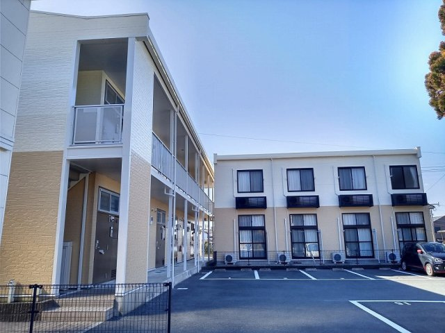 レオパレスルアンパバーンの外観|2023年2月に外壁塗装いたしました。