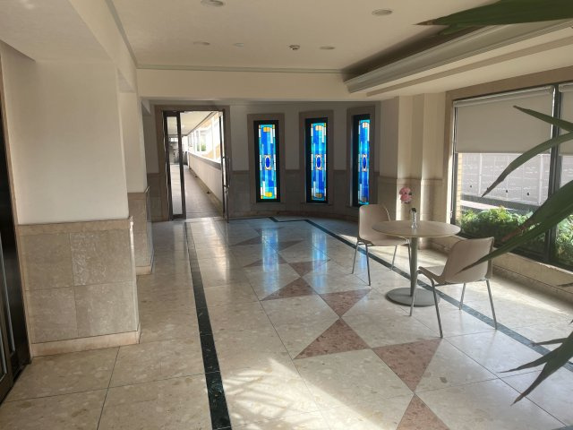 ジェイシティ道後石手のその他共用部分|毎日家族を優しく迎え入れる、明るく整った玄関スペース。オートロック完備でセキュリティ面も配慮されており、お出かけの際も帰宅した時も、守られている安心感に包まれながら穏やかに暮らせます。