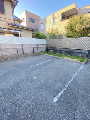 ペルルⅡの駐車場