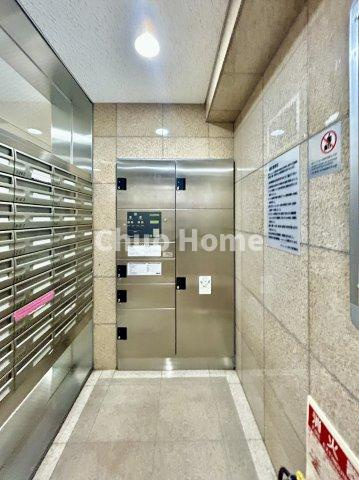 アリュージュ南千住の設備|【宅配ボックス】在宅時・不在時に関わらず、居住者の代わりに非対面で宅配物を受け取ってくれる便利な設備です。わかりやすくご説明致しますので見学時にはお部屋だけではなく共用部分もぜひチェックしてください。