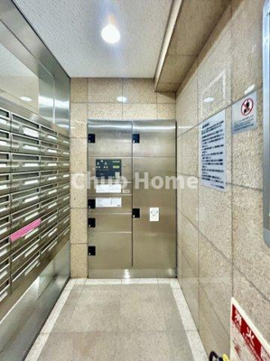 【設備】 | アリュージュ南千住 | 【宅配ボックス】在宅時・不在時に関わらず、居住者の代わりに非対面で宅配物を受け取ってくれる便利な設備です。わかりやすくご説明致しますので見学時にはお部屋だけではなく共用部分もぜひチェックしてください。