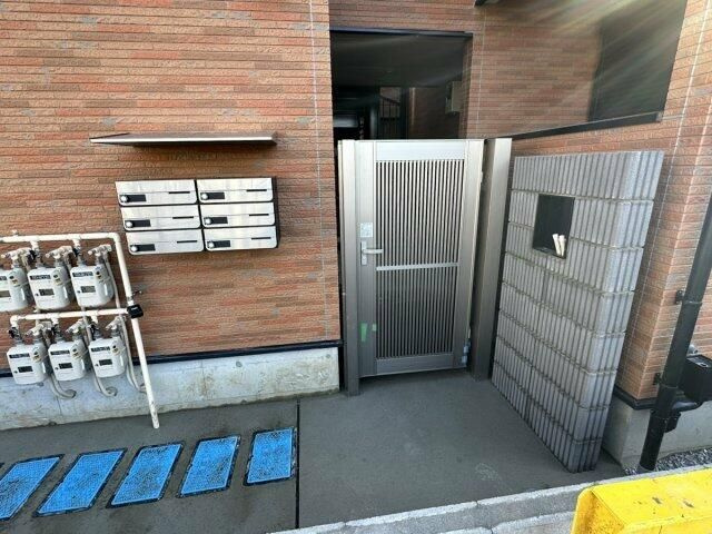 横須賀市衣笠栄町１丁目のアパートのエントランス