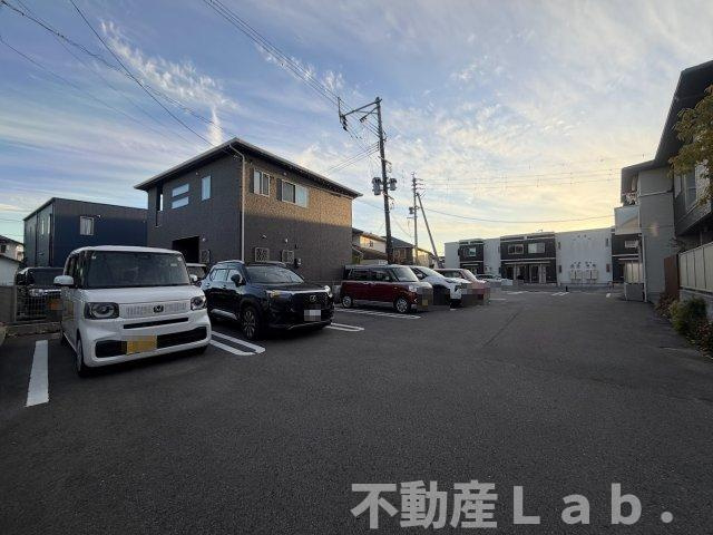 シャーメゾン ルピナスの駐車場