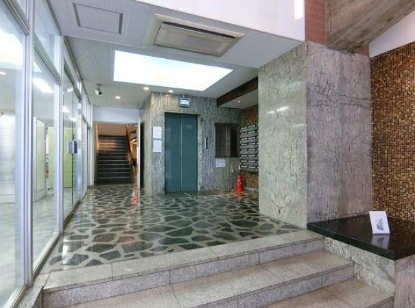 大阪市中央区南本町２丁目の事務所のエントランス