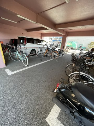 コーポグランディールの駐車場