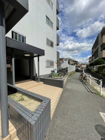 ピュアスモト C棟のエントランス