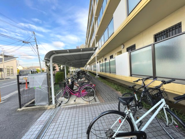 クレセントOSⅡの駐車場