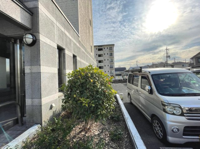 クレセントOSⅡの駐車場