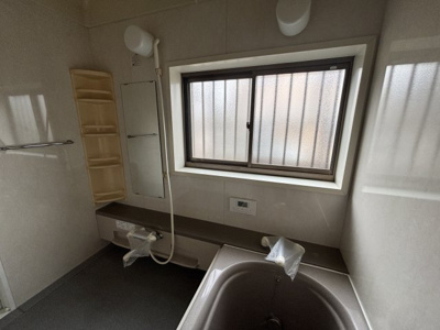 【浴室】 | 筑西市新治4LDK中古住宅 | 窓が付いてるのも換気がしやすく良いですね