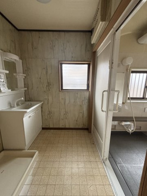 【独立洗面台】 | 筑西市新治4LDK中古住宅 | 窓がある脱衣所