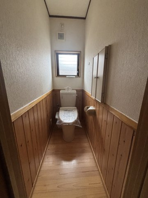 【トイレ】 | 筑西市新治4LDK中古住宅 | ウォシュレット付、窓有りのトイレです