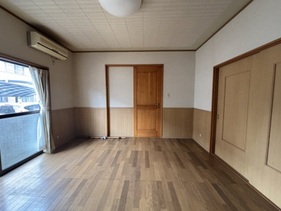 【洋室】 | 筑西市新治4LDK中古住宅 | 北側に掃き出しの窓があります