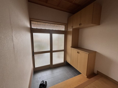 【玄関】 | 筑西市新治4LDK中古住宅 | 広くて明るい玄関です。玄関収納もたっぷりです
