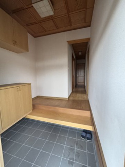 【玄関】 | 筑西市新治4LDK中古住宅 | 建物に合った趣のある玄関です