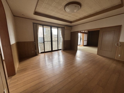 【居間・リビング】 | 筑西市新治4LDK中古住宅 | 和室と続き間になっています