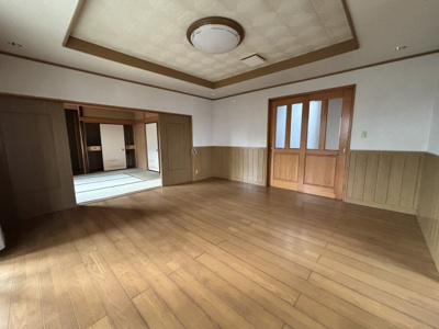 【居間・リビング】 | 筑西市新治4LDK中古住宅 | 箱天井がアクセントをつけています