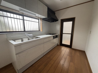 【キッチン】 | 筑西市新治4LDK中古住宅 | カーポートから雨に濡れずに入れる勝手口があります