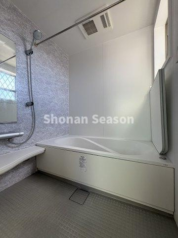 【浴室】 | 玄関付近に浴室があり、帰宅後の入浴がスムーズに♪　　　　　　　　　
リビングに汚れ物を持ち込みにくくキレイな住空間をキープしやすいですよ。