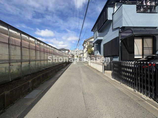 【周辺】 | 小学校（徒歩2分）ドラッグストア・スーパー（徒歩4分）の好立地！　
住み心地をぜひご自身の目でお確かめください♪