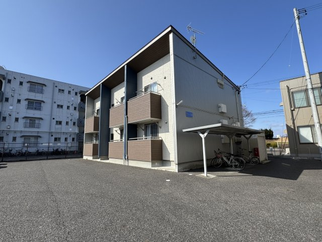 想定年間賃料643.8万　想定利回り8.04％　木造合金メッキの外観
