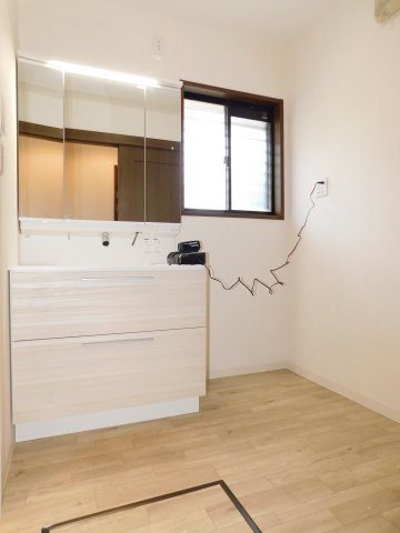 津島市鹿伏兎町上春日台の中古一戸建の独立洗面台|◇洗面脱衣室◇　　三面鏡洗面台