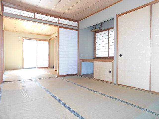 津島市鹿伏兎町上春日台の中古一戸建の和室|◇和室◇　　明るい和室約６．０帖　押入