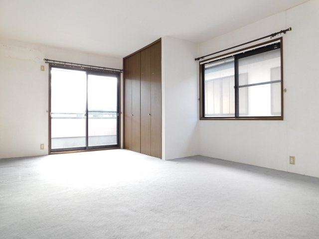 津島市鹿伏兎町上春日台の中古一戸建の洋室|◇２階洋室◇　　南面で明るい洋室約１１．０帖　全居室収納完備！　バルコニー付き♪