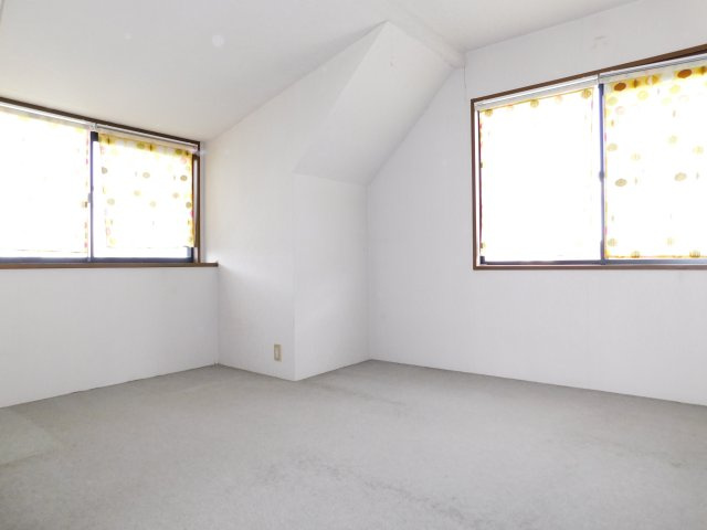 津島市鹿伏兎町上春日台の中古一戸建の洋室|◇３階洋室◇　　明るい洋室約７．０帖　全居室収納完備！　