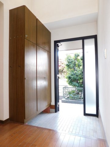 津島市鹿伏兎町上春日台の中古一戸建の玄関|◇玄関収納◇　　家族の靴などをしっかりと収納できます！